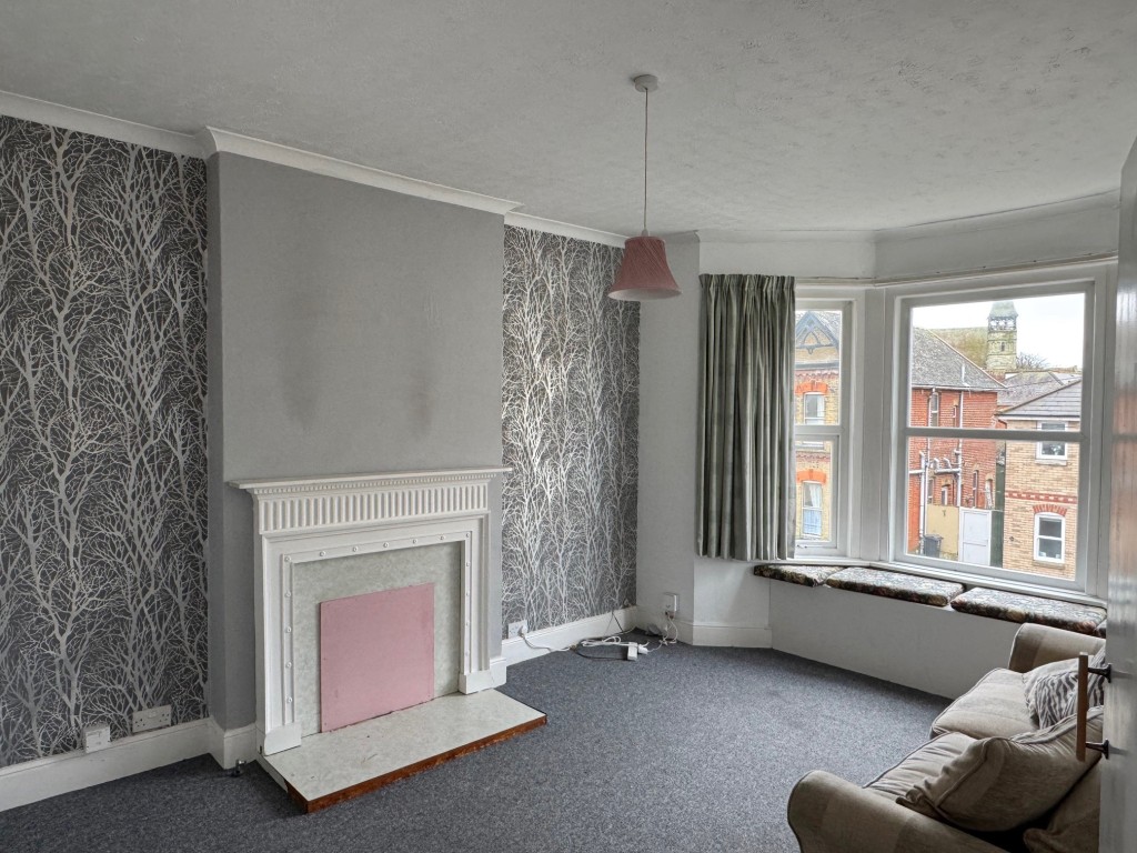 Lot: 165 - TWO-BEDROOM TOWN-CENTRE APARTMENT FOR INVESTMENT OR OCCUPATION - Living Room